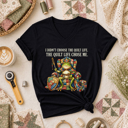 I Didnt Choose The Quilt Life Frog King Women's V-Neck - Black