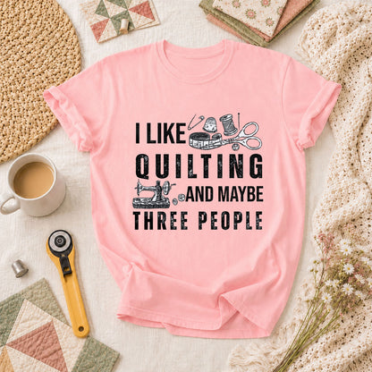 I Like Quilting And Maybe Three People Funny Quilter T-Shirt - Pink