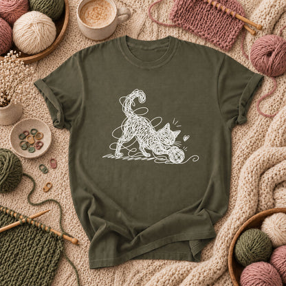 Line Art Cat Playing With Yarn T-Shirt - Military Green