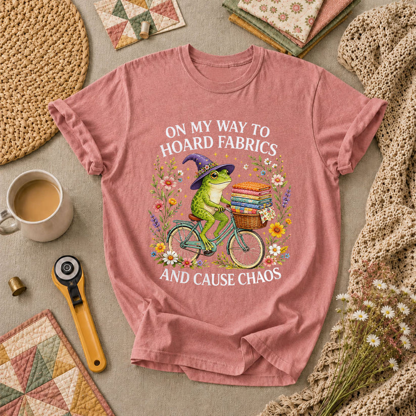 On My Way To Hoard Fabrics And Cause Chaos Frog T-Shirt - Heather Mauve