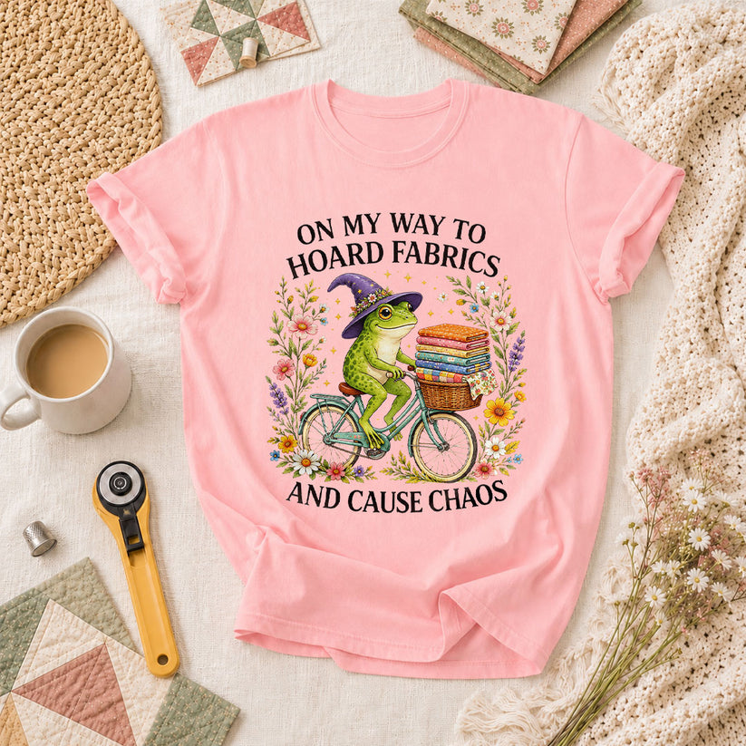 On My Way To Hoard Fabrics And Cause Chaos Frog T-Shirt - Pink