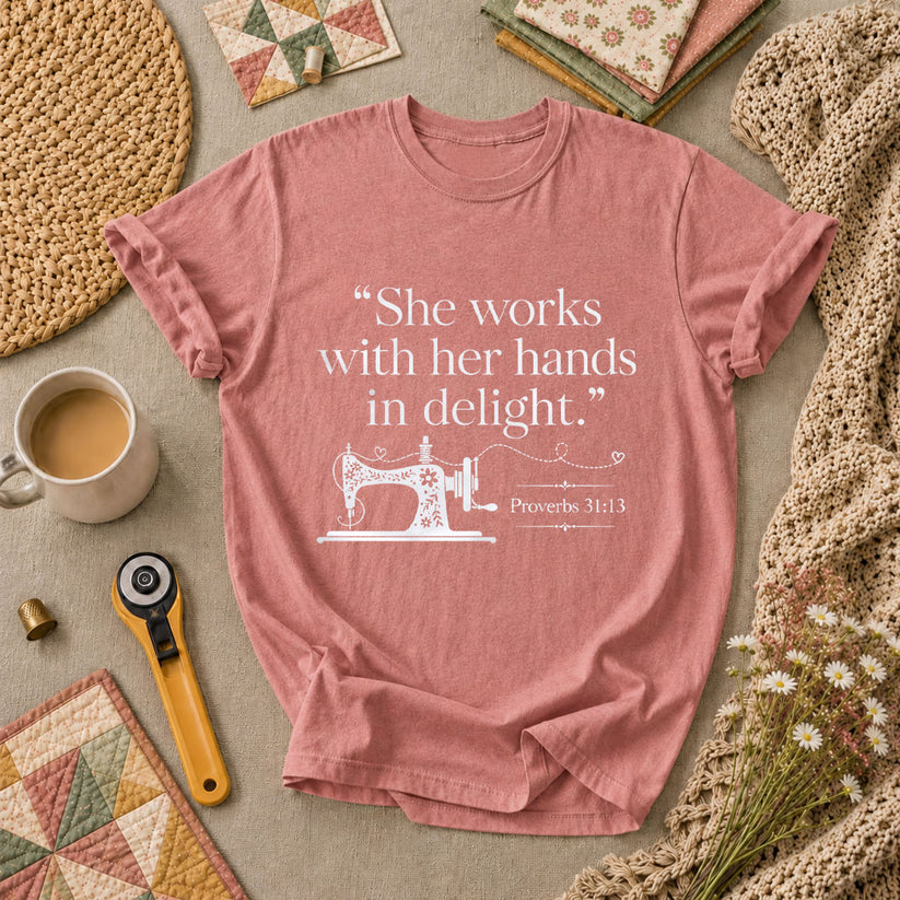 She Works With Her Hands In Delight Proverbs 31 Sewing Machine T-Shirt - Heather Mauve
